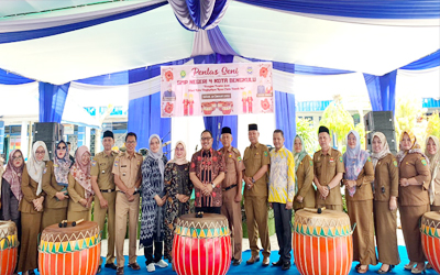 Pj Walikota Bengkulu membuka acara pentas seni SMP Negeri 4 Kota Bengkulu